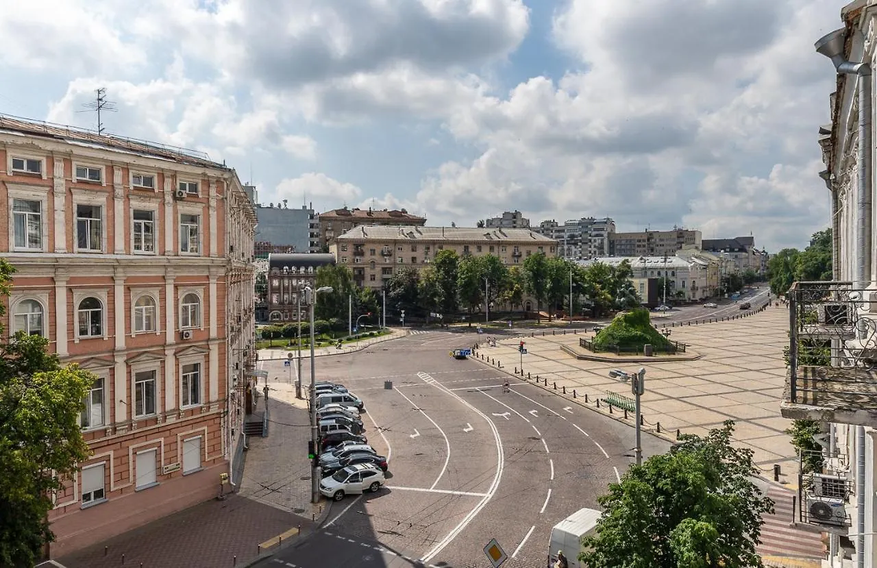 kontakty View On Sofievskaya Square